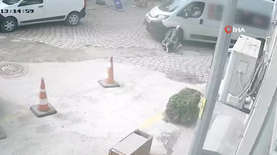 Çanakkale'de Minibüs Hamle Yaptığı Sırada Yayaya Çarptı: Ayağı Tekerin Altında Kaldı