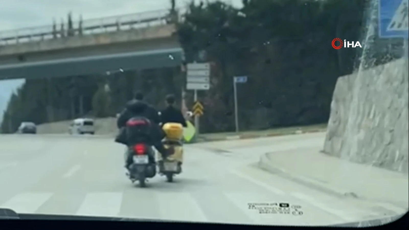 Cip ve motosikletlinin tehlikeli yolculukları kamerada