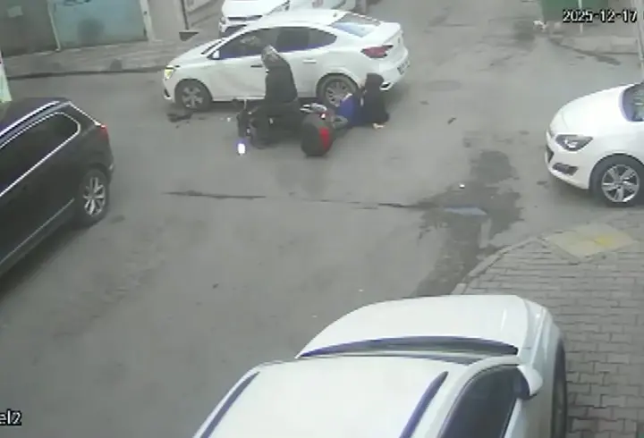 Esenler'de aynı noktada art arda 4 trafik kazası kamerada