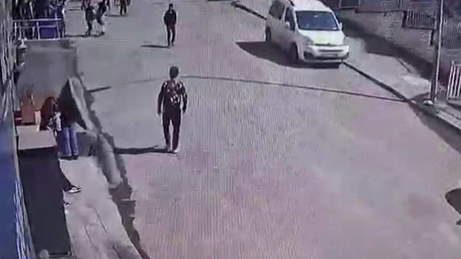 Akılalmaz şaka: Patlayan torpil parçası, genç kızın gözüne geldi