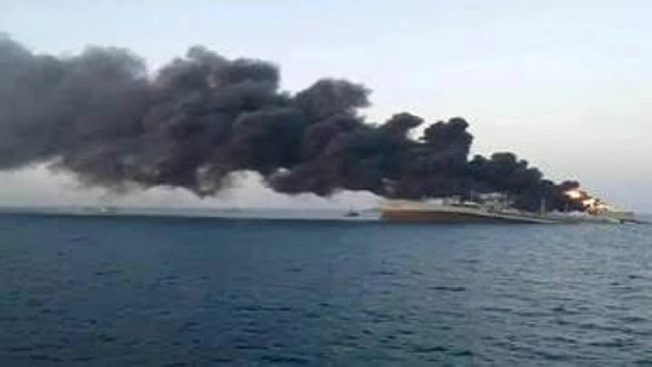 Yasaklı Güzergahı Kullanan İki Petrol Tankeri Hürmüz'de Hedef Oldu