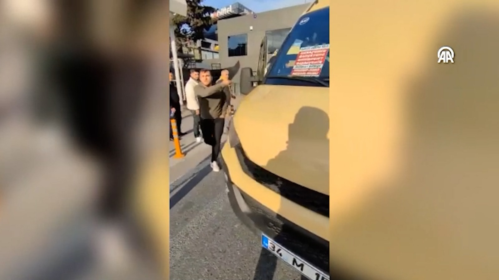 Şoförlerin yolcu tartışması trafiği kilitledi!