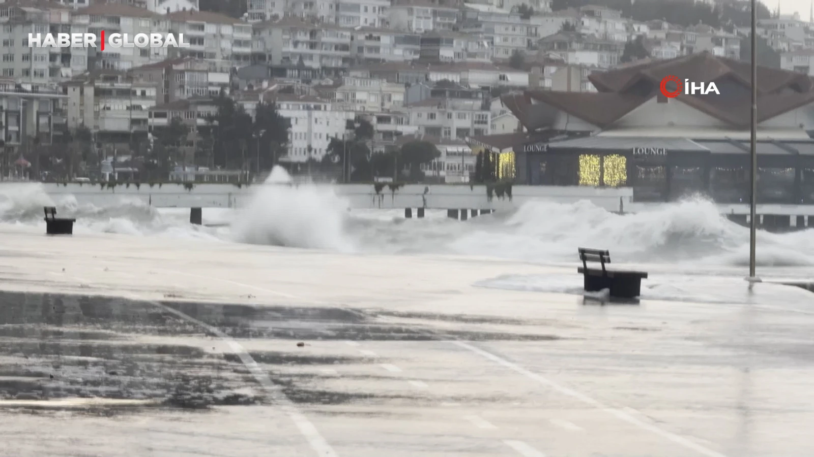 İstanbul'da etkili olan lodos zor anlar yaşatıyor