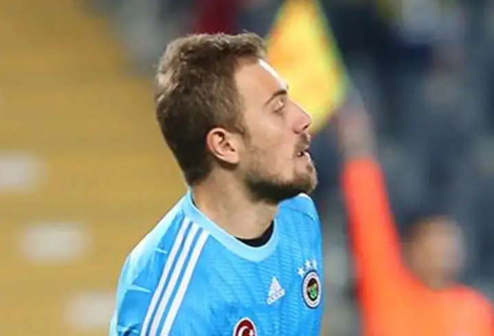 Fenerbahçe'ye geri dönen Mert Günok, ilk idmanına çıkıyor