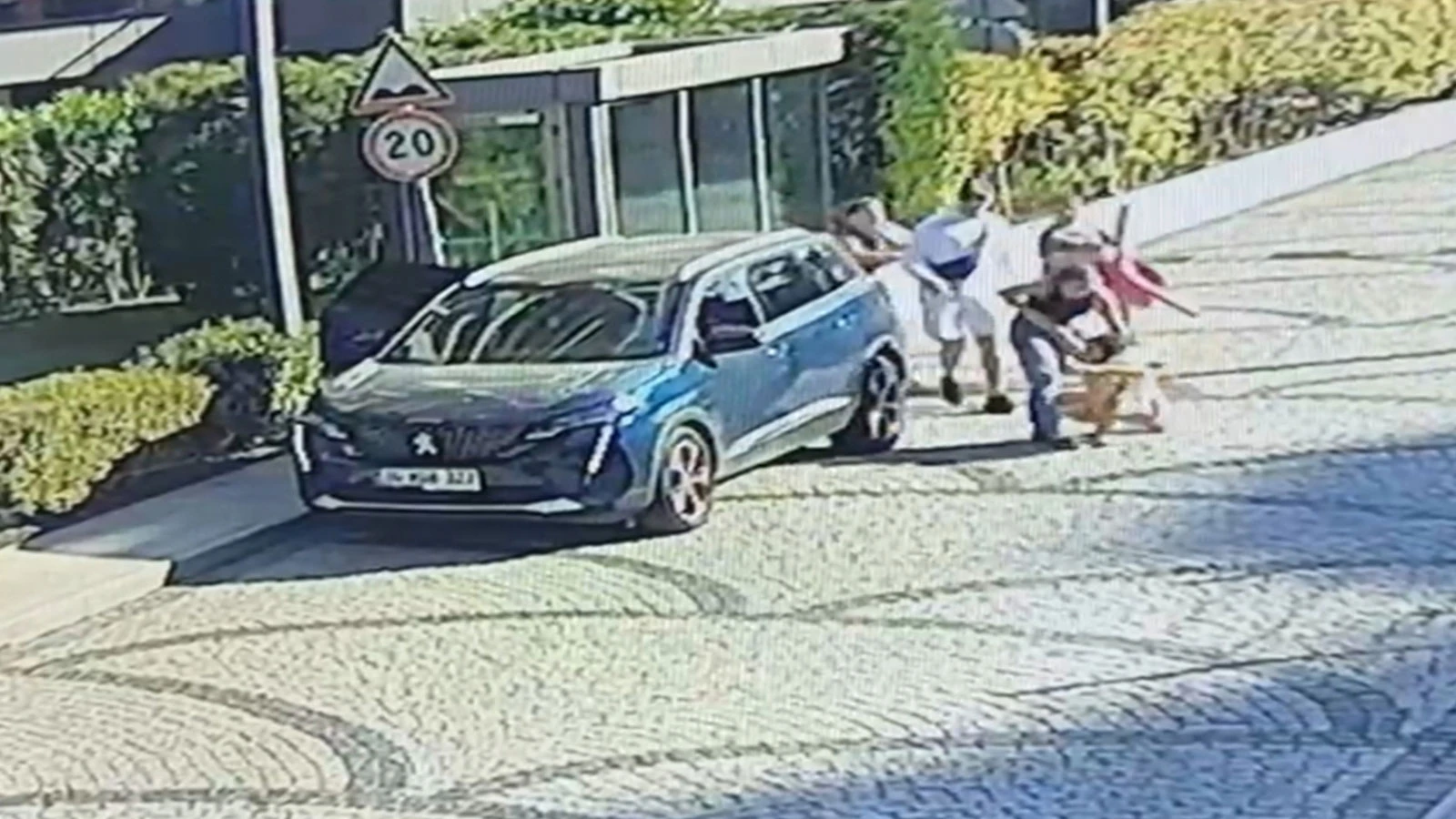 Ukraynalı anne 7 yaşındaki çocuğunu araca zorla bindirerek götürdü