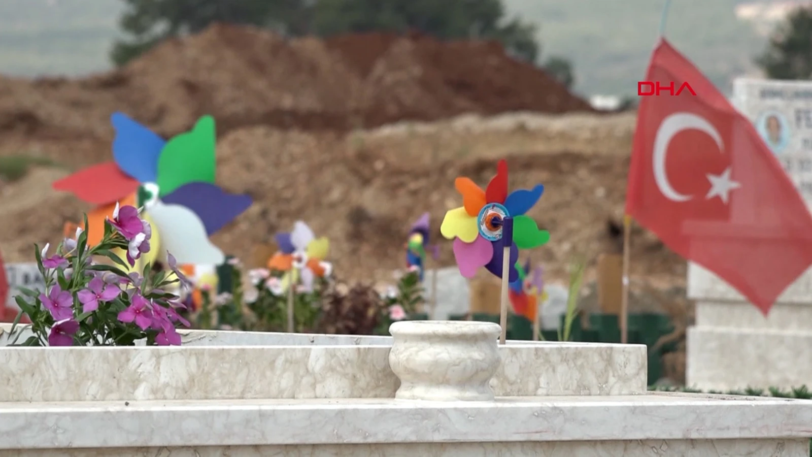 Antalya'daki mezarlığın hüzünlü simgeleri: Rüzgar gülleri