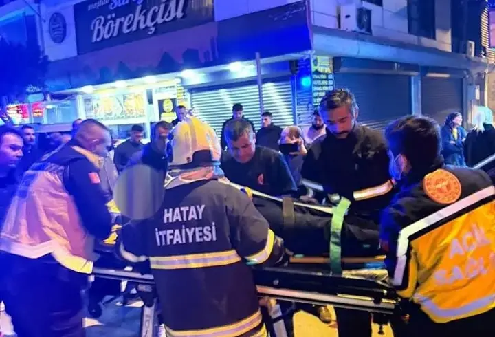Hatay'da ticari taksi ve otomobilin çarpıştığı kazada 4 kişi yaralandı