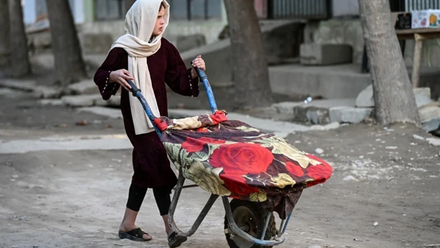Afganistan'da Kız Çocukları Yoksulluğa Kurban Ediliyor