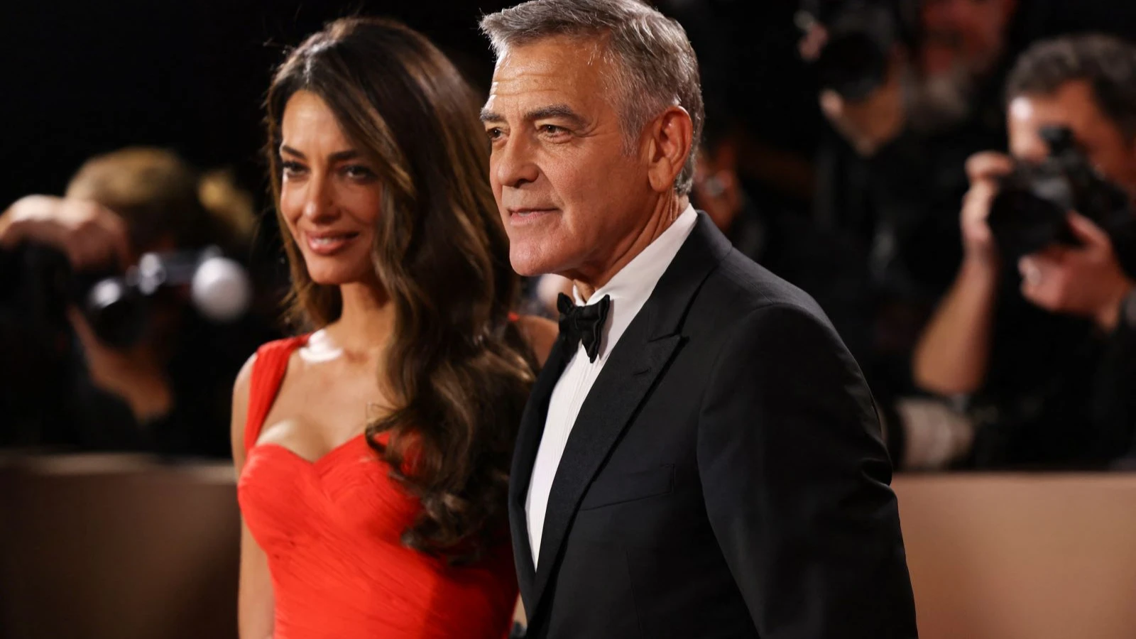 George Clooney Fransa'ya yerleşti, traktör kullanıp tarla sürüyor