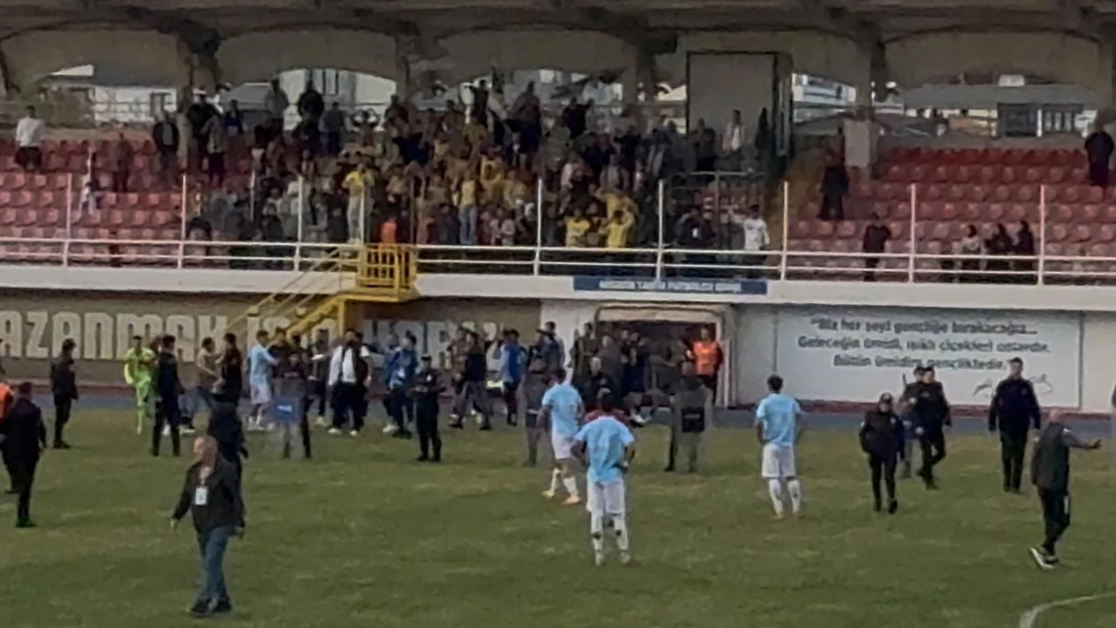 3. Lig'de olaylı maç: Taraftarlar sahaya indi, 2 futbolcu yaralandı
