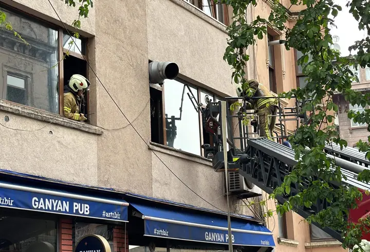 İstanbul - Beyoğlu’nda yangın çıkan binada mahsur kalan 2 kişi kurtarıldı