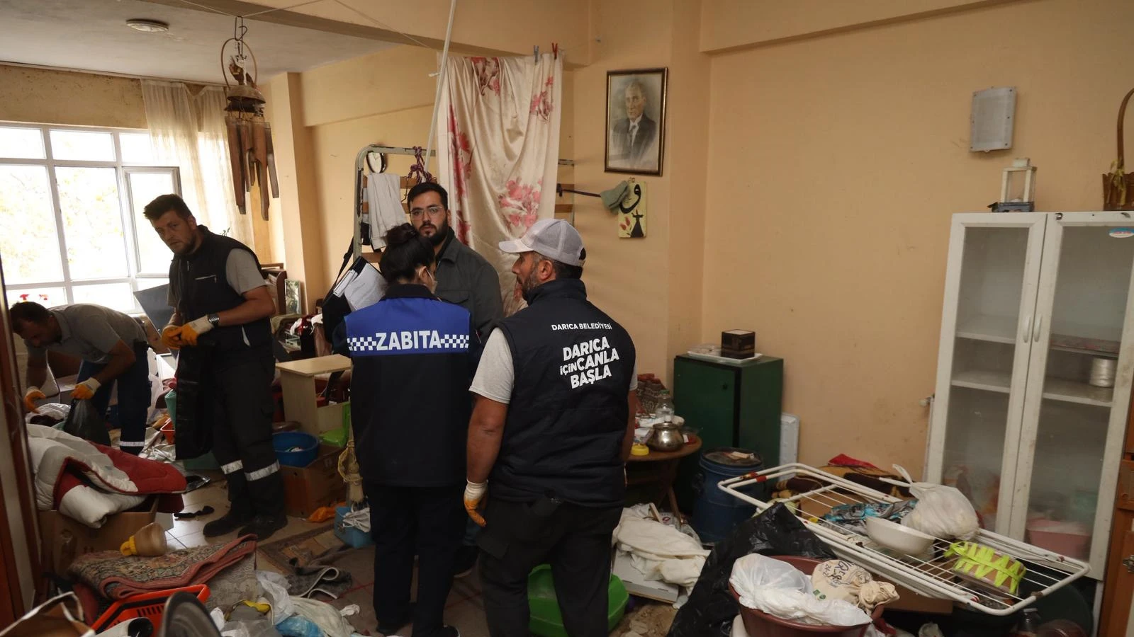 Kocaeli’de şoke eden manzara: Bir evden 2 kamyon dolusu çöp çıktı