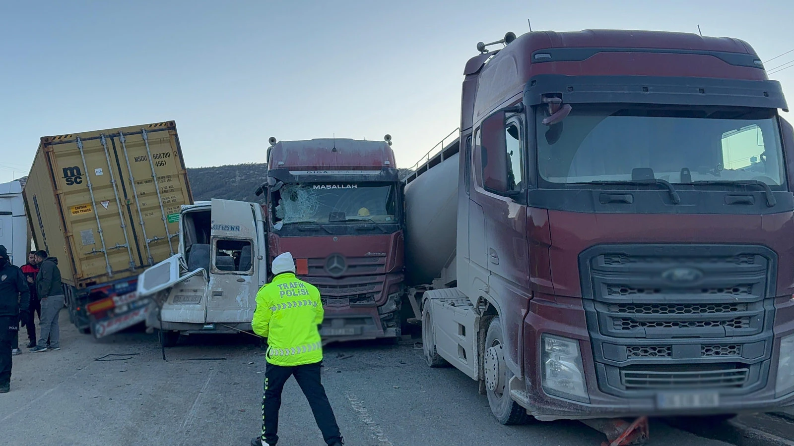 Hatay'da 11 araç birbirine girdi: Çok sayıda yaralı var