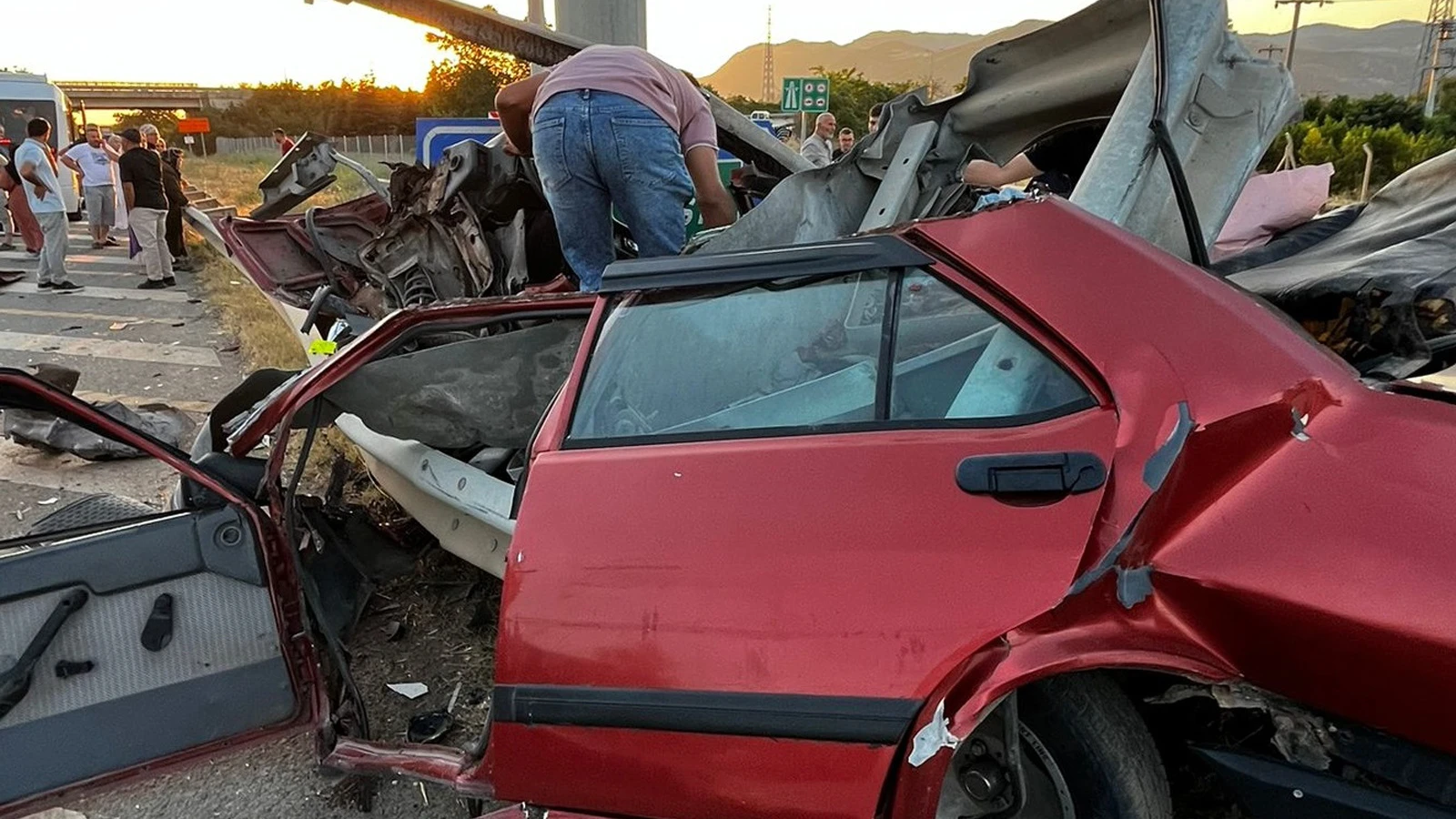Bariyerlere çarpan otomobil kağıt gibi ezildi; sürücüsü öldü