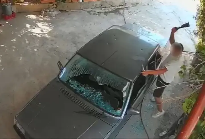 Arabayı dakikalar içinde paramparça etti: Satırlı saldırı kamerada!