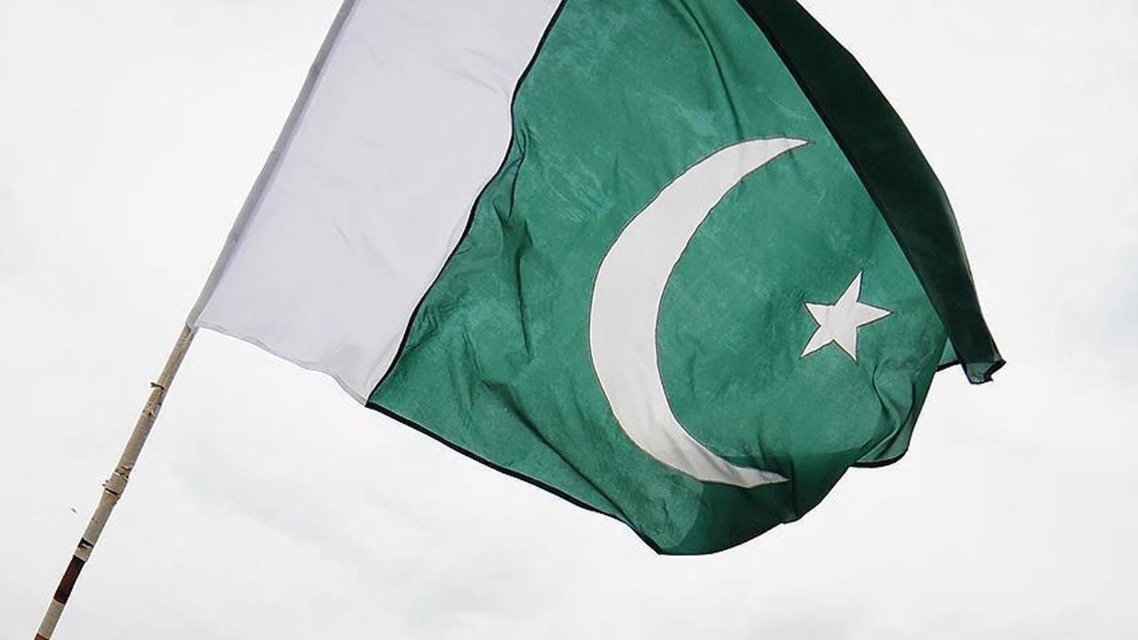 Pakistan'da bombalı saldırı: 3 polis hayatını kaybetti