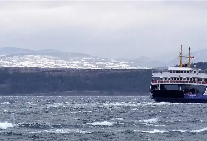 Bozcaada ve Gökçeada feribot seferlerine fırtına engeli