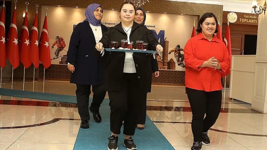 Down sendromlu Çağla ve Elif, istihdam edildikleri valiliğe neşe kattı