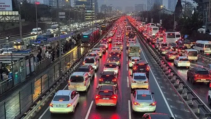 İstanbul'da Trafik Kilit! Yoğunluk Yüzde 80'e Ulaştı