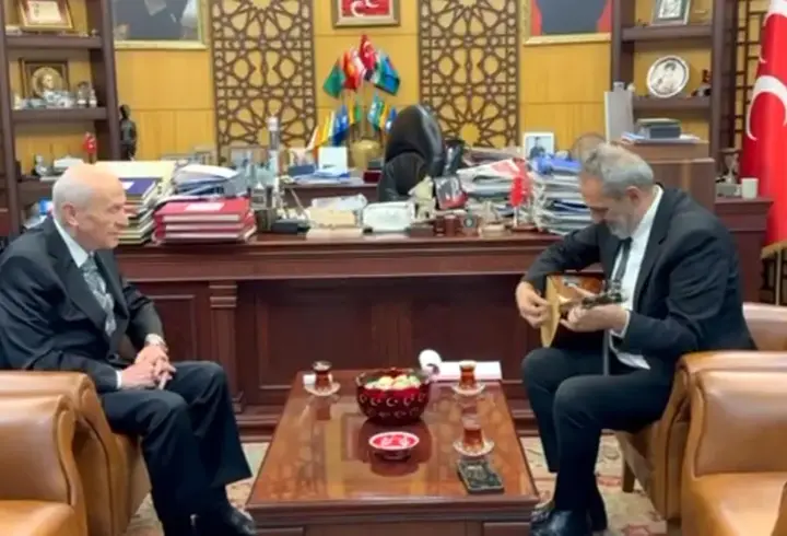 Yavuz Bingöl, Bahçeli'ye bağlama hediye etti