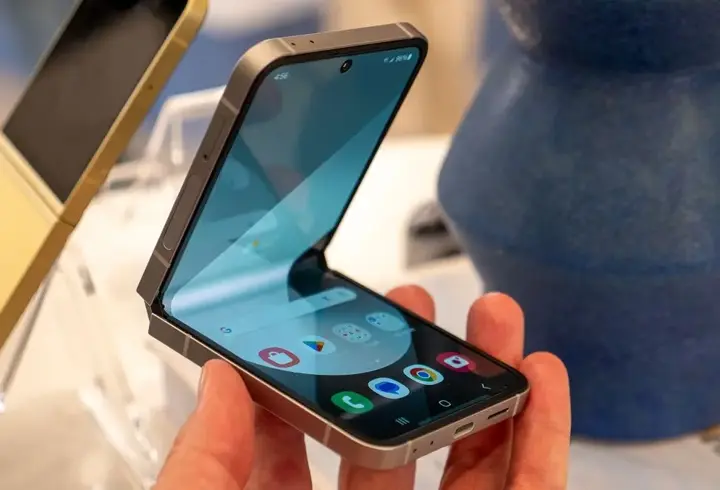 Samsung, katlanabilir telefonda tam ekranlı bir çözüm sunacak