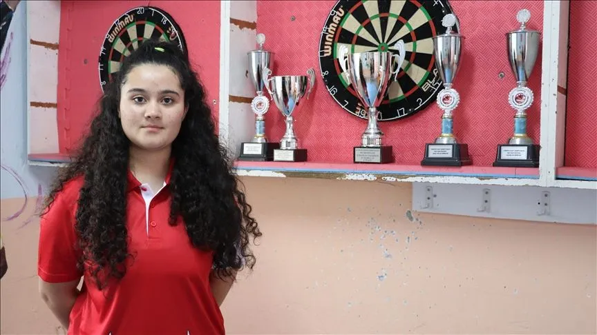 Milli dartçı Zehra Gemi, İngiltere'de altın madalya kazandı