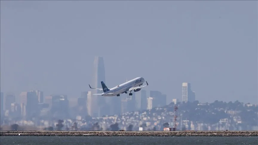 ABD'nin Boston kentindeki havalimanına inen Jet Blue uçağı pistin dışına çıktı