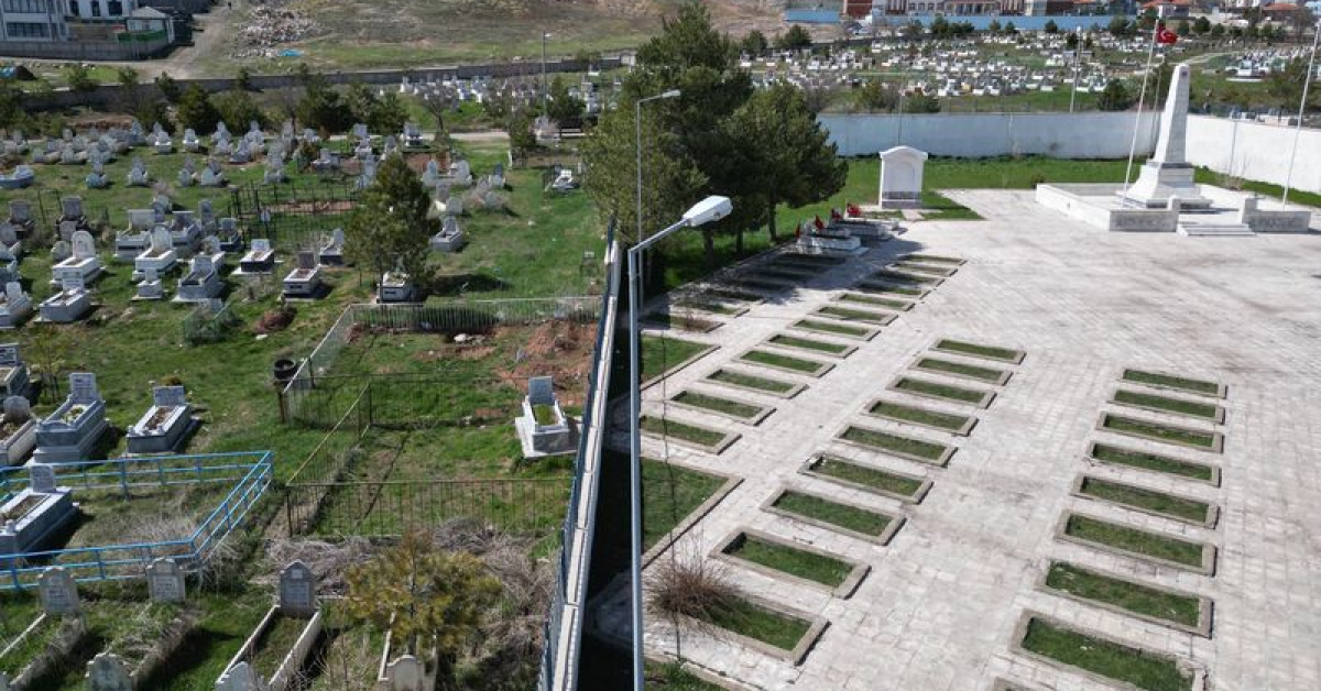 Sivas'ta ilçe mezarlığında "kıble" farklılığı