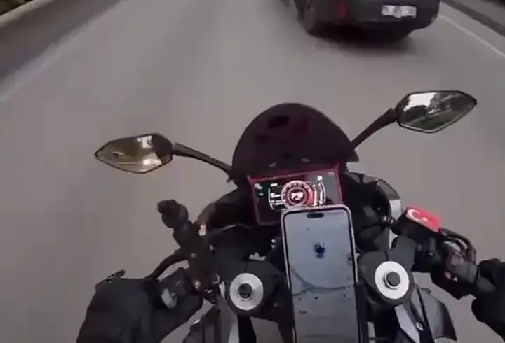 Şerit Değiştiren Araçtan Motosikletiyle Kaçarken Başka Otomobile Çarptı