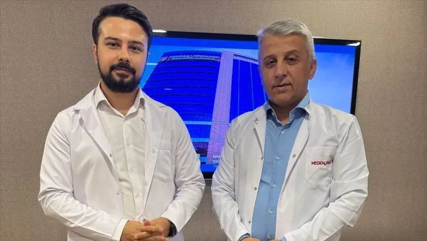 Beyin cerrahı baba-oğul, farklı hastanelerde hayat kurtarıyor