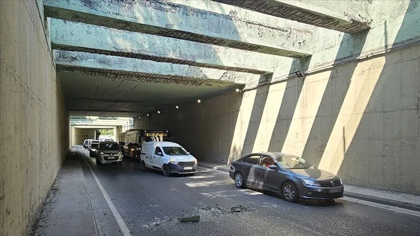 Bağcılar'da alt geçitte düşen beton parçaları trafikte tehlike oluşturdu