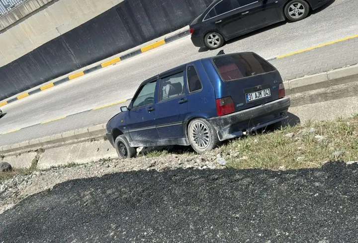 Hatay’da el freni çekilmeyen araç kanalete düştü