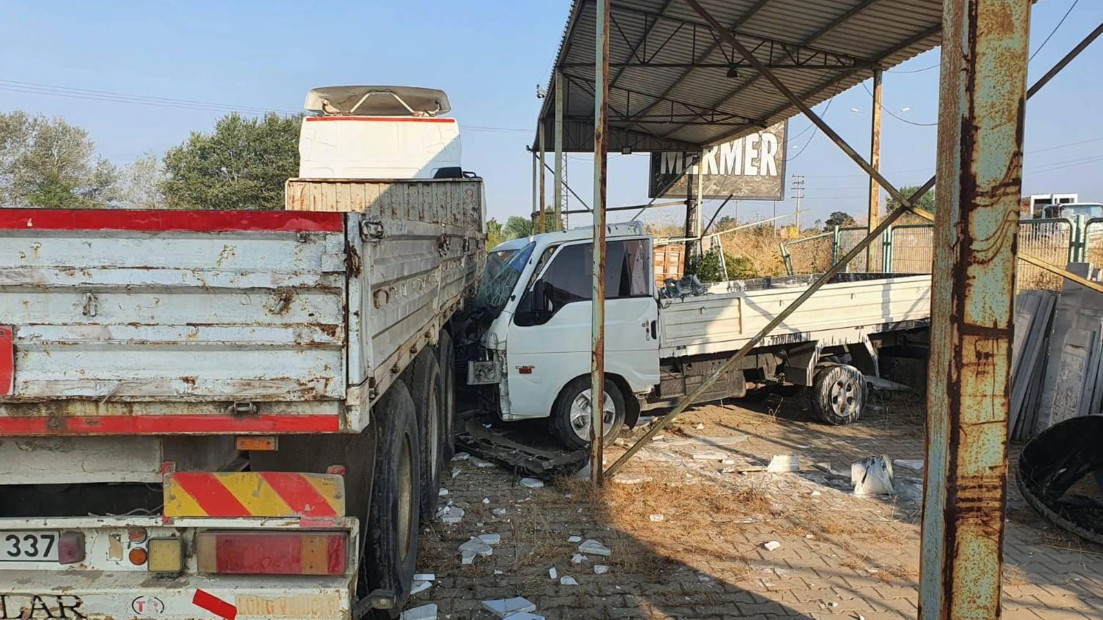 Lastiği patlayan kamyonet tıra çarptı; 2 yaralı
