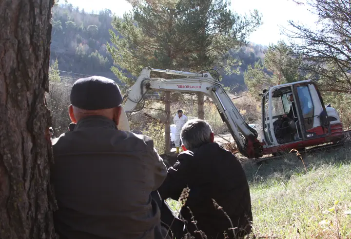 Su altında kalacak mezarlıktaki kabirler taşınıyor