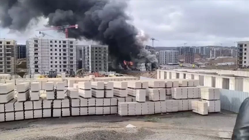 Tuzla'da işçi konteynerinde çıkan yangına müdahale ediliyor