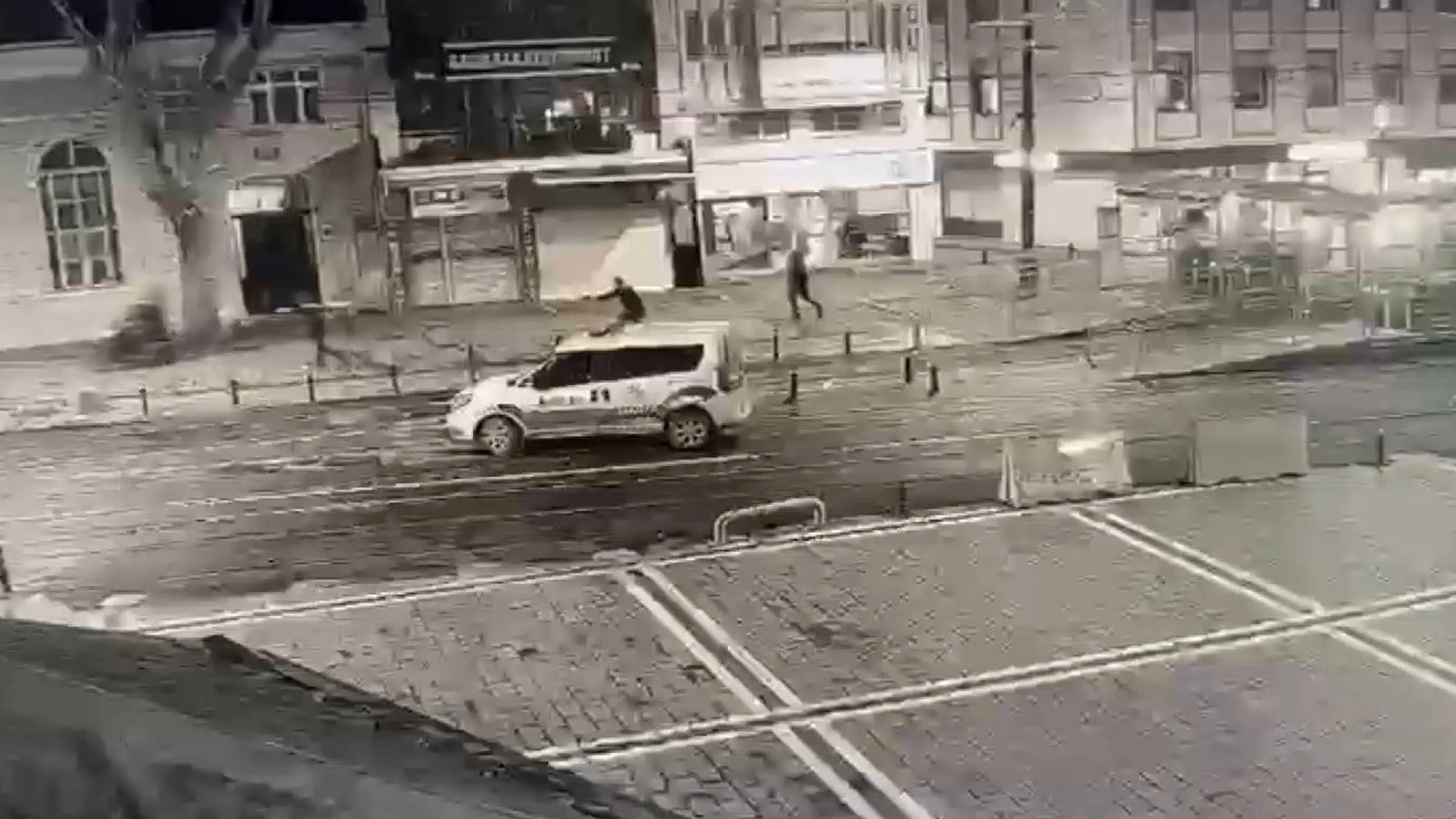 İş yeri kurşunlayıp, polise silah çektiler: 4 tutuklama