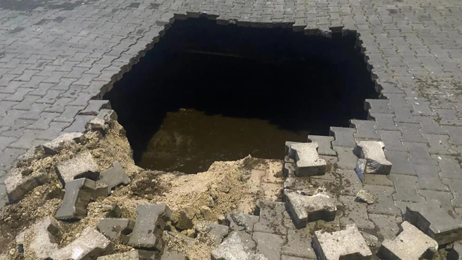 Yağmur nedeniyle çöken yolda bulundu; ekipler alarma geçti!