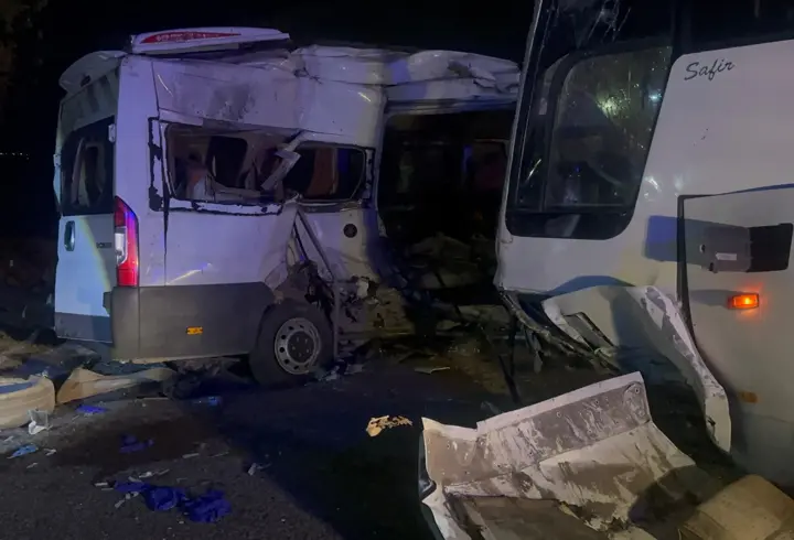 İzmir’de servis otobüsü ile servis minibüsü çarpıştı: 13 yaralı