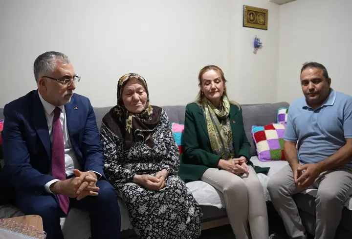 Bakan Işıkhan'dan 15 Temmuz şehidinin ailesine ziyaret