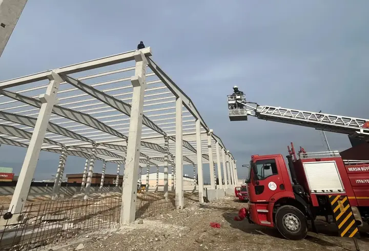 Mersin’de inşaat şantiyesinde duvar çöktü: 3 kişi yaralandı