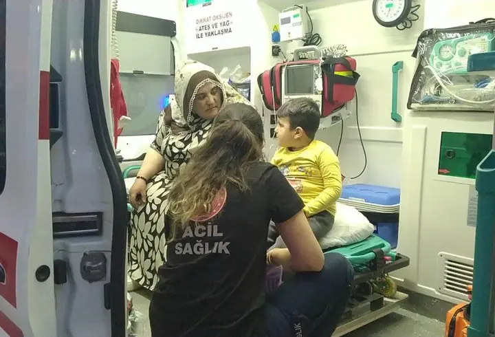 Gölcük’te apartmanda çıkan yangında anne ve oğlu dumandan etkilendi