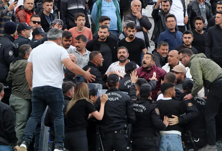 Şampiyonluk maçında futbolcuların kavgasını polis ayırdı