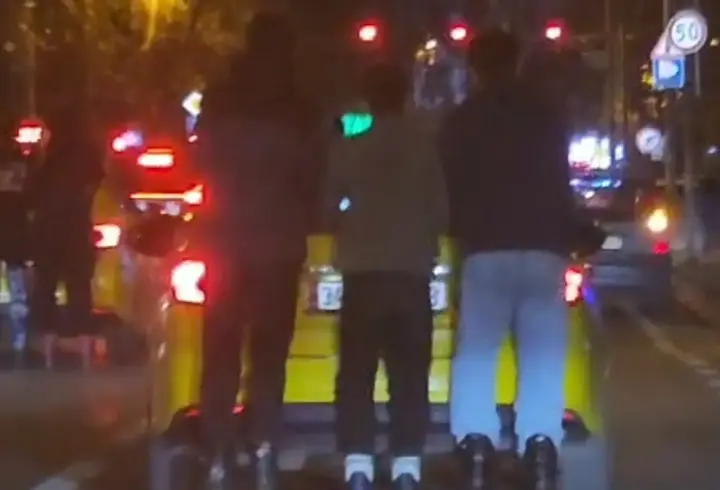 Kadıköy'de patenli gençlerin tehlikeli yolculuğu