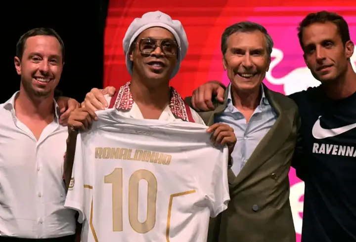 Ronaldinho, sahalara geri dönüyor: 3. lig takımıyla anlaştı