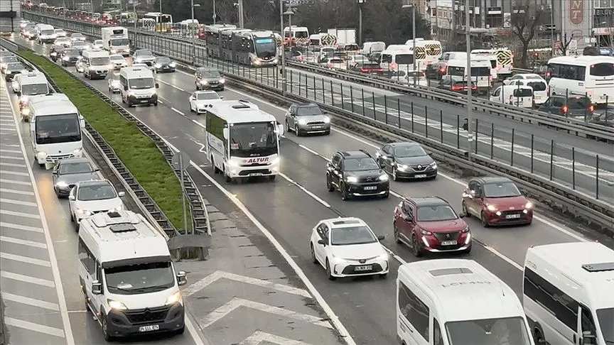 İstanbul'da sabah saatlerinde trafik yoğunluğu yaşanıyor