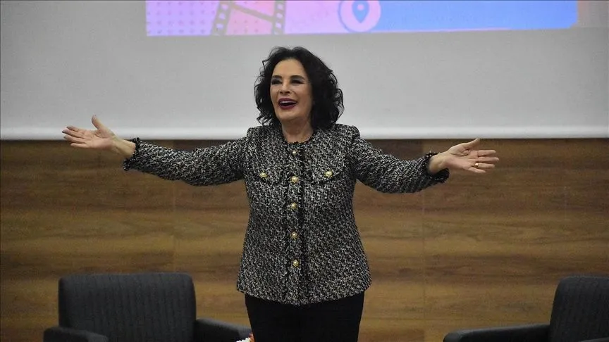 Sanatçı Hülya Koçyiğit, Van'da "Sinema ve Aile" konulu söyleşiye katıldı