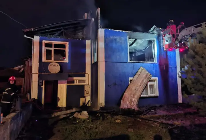 Sakarya'da iki katlı ev yangında kullanılamaz hale geldi