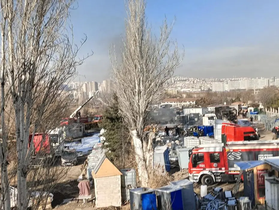 Yediemin otoparkında alkol yüklü TIR'lar alev alev yanıyor