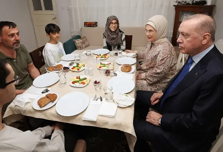 Cumhurbaşkanı Erdoğan, iftarda Kayacık ailesinin konuğu oldu