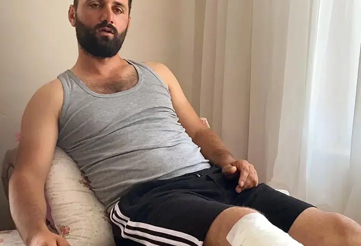 Arkadaşının kürekli müdahalesiyle kendisine saldıran ayıdan kurtuldu
